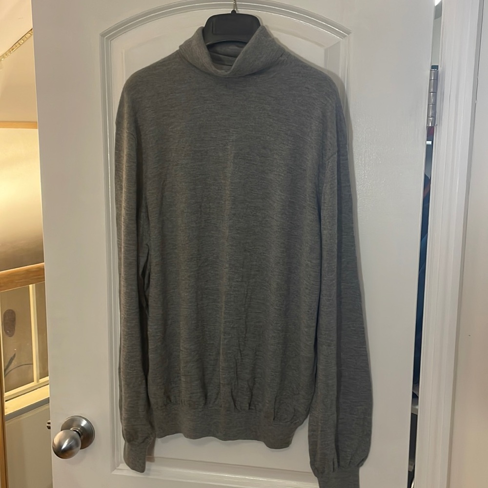 Men's Grey Lightweight Turtleneck (NWOT, Men's Medium)